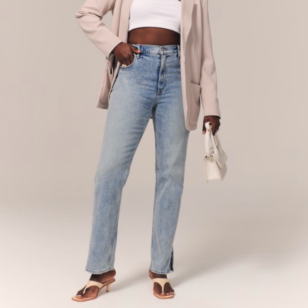 Abercrombie Curve Love Ultra High Rise 90s Straight Jean in Light w Vent Hem 30